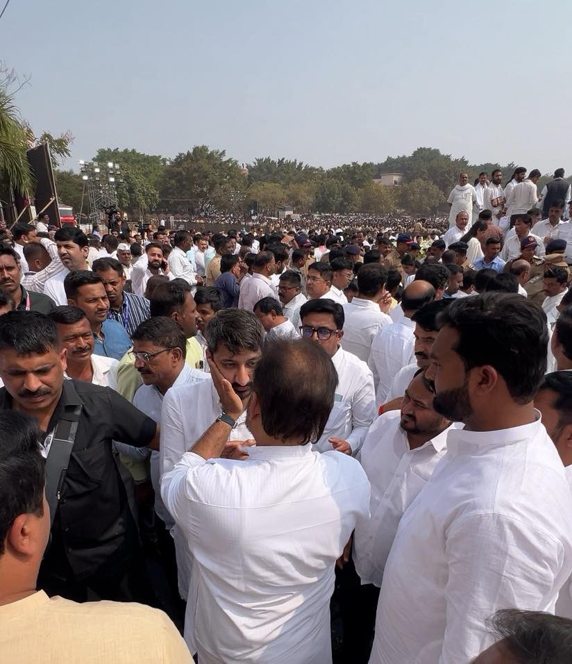 imtiaz_jaleel's tweet photo. Attended the funeral ceremony of Maharashtra deputy chief minister @AjitPawarSpeaks at Baramati and offered our condolences to his family members @PawarSpeaks, Jay Pawar, Parth Pawar and @supriya_sule. Maharashtra indeed has lost a great leader. https://t.co/ZUuIJsTnKh