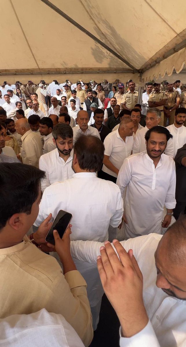 imtiaz_jaleel's tweet photo. Attended the funeral ceremony of Maharashtra deputy chief minister @AjitPawarSpeaks at Baramati and offered our condolences to his family members @PawarSpeaks, Jay Pawar, Parth Pawar and @supriya_sule. Maharashtra indeed has lost a great leader. https://t.co/ZUuIJsTnKh