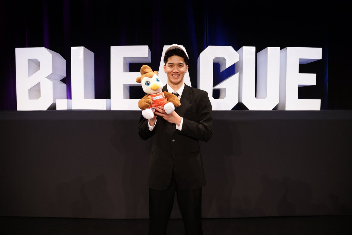 HIROSHIMADFLIES's tweet photo. #広島ドラゴンフライズ は、本日1/29(木)に開催された、B.LEAGUE DRAFT 2026において、#松野遥弥 選手を1巡目(全体6位)で指名し、交渉権を獲得しました🏀

松野選手プロフィール、本人コメントは下記よりご覧ください✅
https://t.co/SJQlZTtOE9

モヒカンアビィのぬいぐるみを見せると、かわいい！！と言っていました🐥✨

#Bリーグ #りそなグループ #バスケ
