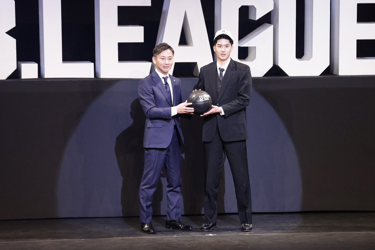 HIROSHIMADFLIES's tweet photo. #広島ドラゴンフライズ は、本日1/29(木)に開催された、B.LEAGUE DRAFT 2026において、#松野遥弥 選手を1巡目(全体6位)で指名し、交渉権を獲得しました🏀

松野選手プロフィール、本人コメントは下記よりご覧ください✅
https://t.co/SJQlZTtOE9

モヒカンアビィのぬいぐるみを見せると、かわいい！！と言っていました🐥✨

#Bリーグ #りそなグループ #バスケ