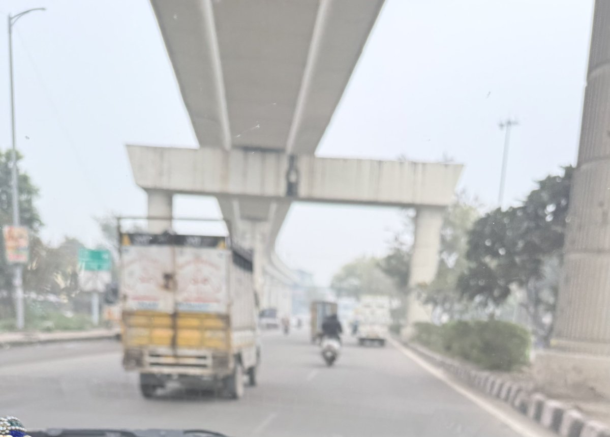 kapur_ss's tweet photo. @dtptraffic @DelhiPolice  No lane driving by load carriers , all three lanes occupied by slow moving load carriers/tempo slowing traffic on tights road near Punjabi Bagh General store xng. No traffic checks. https://t.co/0XdXsERpdW