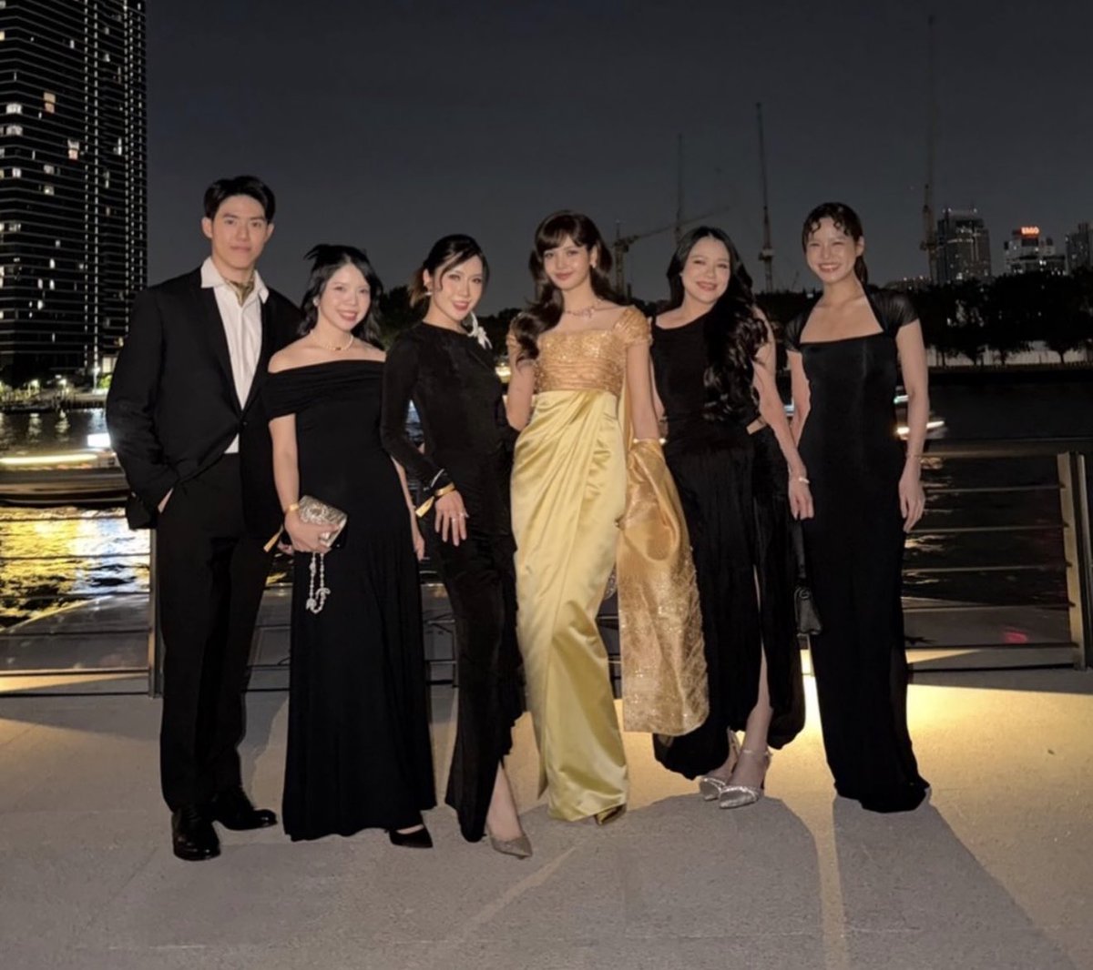 oyivelloud's tweet image. ทุกคนให้เกียรติลิซ่ามา มาเชียร์และพร้อมใจกันใส่ดำให้ลิซ่าเด่นด้วยชุดทอง bff จริงๆ 🥹