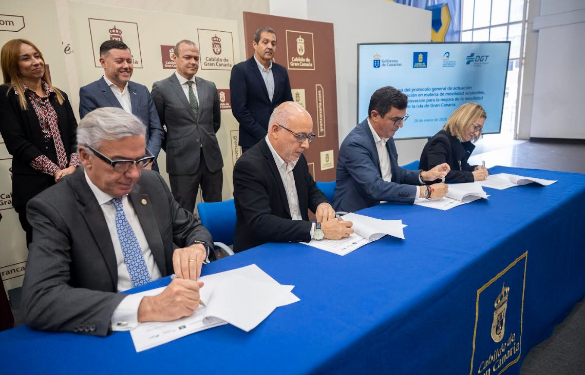 Gobierno, Cabildo, Tráfico y ULPGC firman un protocolo para reducir la densidad del tráfico con la entrada escalonada del alumnado universitario
#Movilidad #Tráfico #ULPGC #politica #politican 

politican.es/nota/13896/gob…