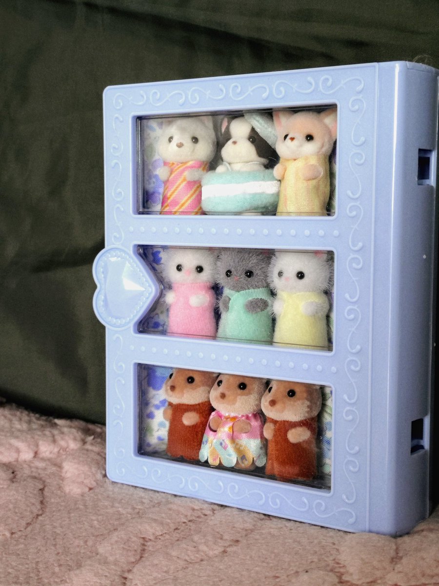 prppr's tweet photo. セリアにあったブック型のギフトケースが可愛かったので棚をつけてシルバニアの小さい赤ちゃんたちを閉じ込めたら可愛かった
うさぎさんは耳が長くて入らんかった https://t.co/cigKGkCacu