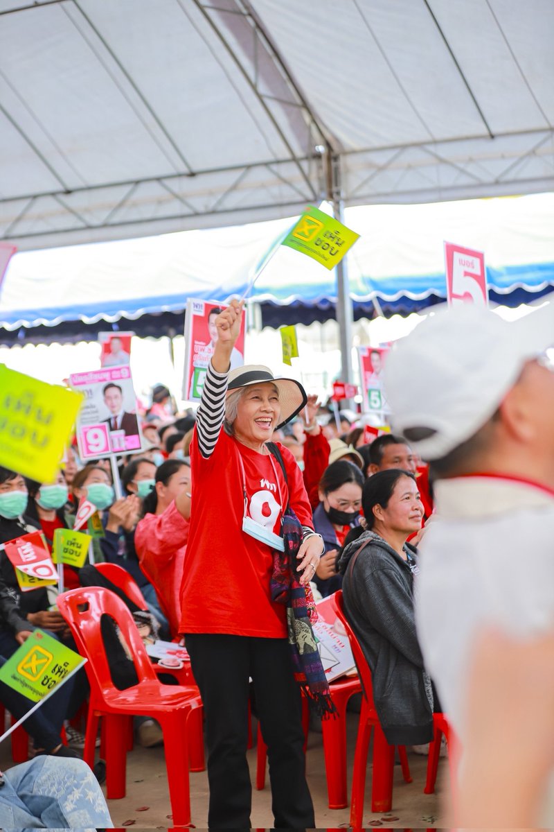chaturon's tweet photo. วันนี้ผมมาชวนพี่น้องชาวน่าน “เลือกเพื่อไทยยกจังหวัด” และหนุน ศาสตราจารย์ยศชนัน วงศ์สวัสดิ์ เป็นนายกฯ

 มาเวทีปราศรัยทีไรฟัง อ.เชนพูดแต่นโยบาย พูดวิสัยทัศน์ล้วน ๆ แถมพี่น้องคนฟังก็ชอบใจเพราะเขาเป็นคนตั้งใจจริง มีความรู้ เป็นศาสตราจารย์อายุน้อย ทำงานถึงระดับรองอธิการบดี เป็นผู้บริหารระดับสูง และอยู่กับการเมืองมาตั้งแต่เด็ก เห็นความเดือดร้อนของประชาชนมาตลอด

จากแคนดิเดทที่ดี ผู้สมัครที่ดี เรายังมีนโยบายที่ดี...

พรรคเพื่อไทยเวลาออกนโยบาย เราตั้งใจทำให้เกิดผลจริง นี่แหละที่คนเรียกกันว่า “ประชาธิปไตยกินได้” แต่วันนี้ปัญหาคือบ้านเรายังไม่เป็นประชาธิปไตยเต็มใบ เพราะ รัฐธรรมนูญปี 60 ยังเป็นอุปสรรค ทำให้นโยบายดี ๆ หลายอย่างเดินหน้าได้ไม่เต็มที่

“พี่น้องเสียภาษีกันปีละมหาศาล ถ้าทุจริตกันหมด เงินก็ไม่กลับมาหาพี่น้อง ไม่กลับมาหาลูกหลาน เพราะฉะนั้นรัฐธรรมนูญนี้ไม่ใช่รัฐธรรมนูญปราบโกง…พรรคเพื่อไทยจึงประกาศชัดว่า สนับสนุนการจัดทำรัฐธรรมนูญฉบับใหม่ และในการลงประชามติครั้งนี้ เรา ‘เห็นชอบ’”

บรรยากาศหน้าเวทีวันนี้คึกคักมาก ๆครับ  คนสนใจแน่น และเสียง “เห็นชอบ” ดังกระหึ่มพร้อมเพรียงกันทั่วลาน 💛

ทุกคนยังร่วมกันถ่ายภาพกับป้ายผ้า “กาเห็นชอบ” ขนาดใหญ่ เป็นสัญลักษณ์ว่าเราจะเดินหน้ารัฐธรรมนูญฉบับใหม่ที่เป็นของประชาชนคนไทยทุกคน

---------
ผลิตสื่อโดย นายจาตุรนต์ ฉายแสง เลขที่ 441/12 ถ.ศุภกิจ ต.หน้าเมือง อ.เมืองจ.ฉะเชิงเทรา 24000 จำนวน 1 ชุด ตามวันเวลาที่ปรากฎ ที่ส่งมาในครั้งนี้