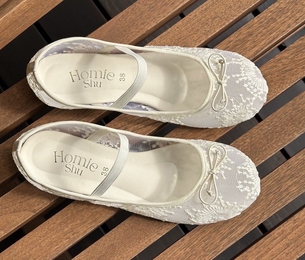 homie shu เป็นอีกร้านที่อยากให้คนรู้จักเยอะๆ รองเท้าทุกคู่เป็นฝีมือช่างไทยทุกขั้นตอนเลย ขายคู่ละ 100 กว่าบาท รองเท้าเค้านุ่มใส่สบาย ไม่กัดเลย น้ำหนักเบาด้วย ของมาเติมทีไม่เยอะมาก หมดไวตลอด ช่างรองเท้าไทยไม่แพ้ชาติใดในโลกจริงๆ