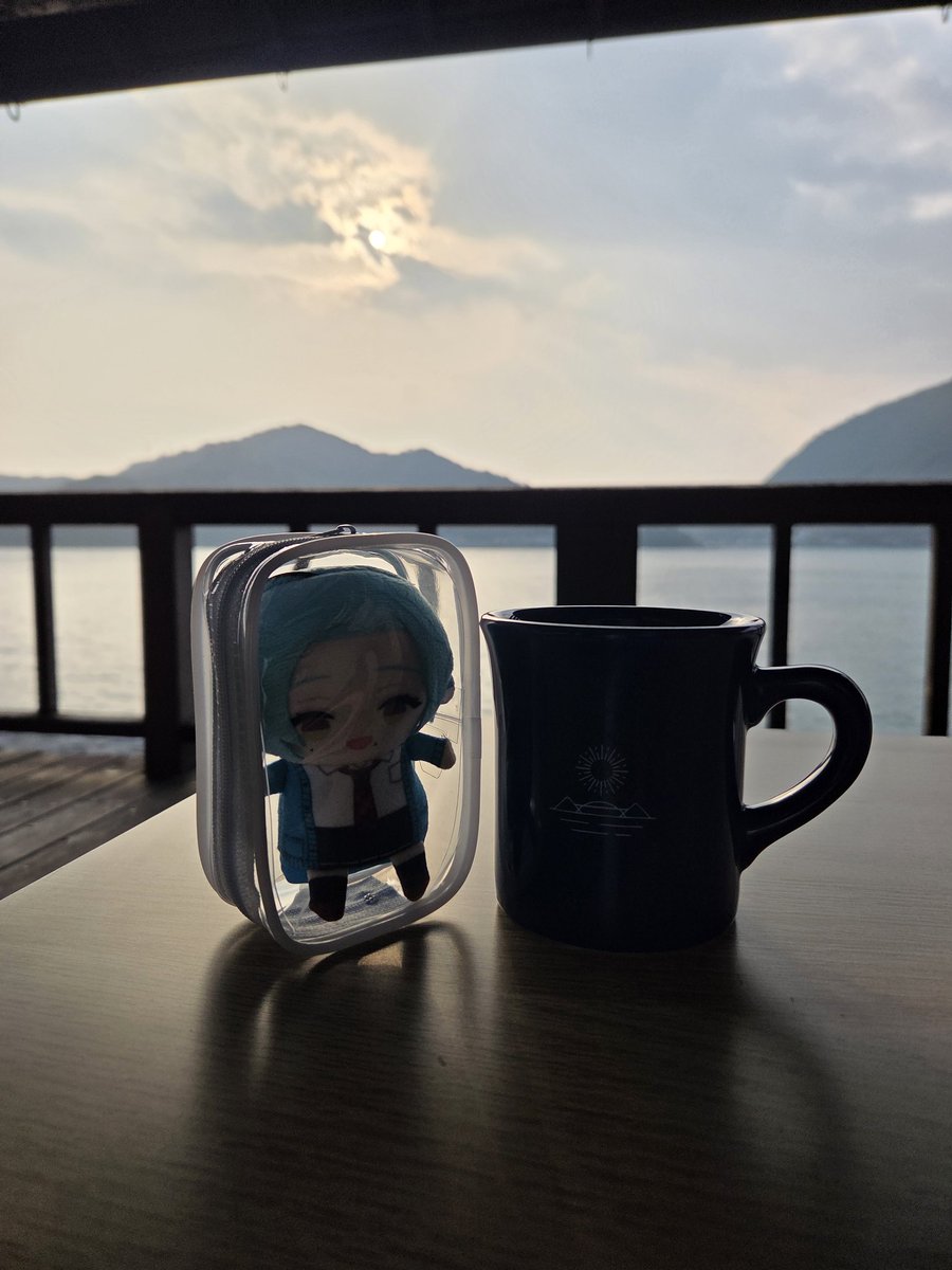 BB_YAMASHIRO_f's tweet photo. 先輩と海とコーヒーと https://t.co/jypTfCYCTr