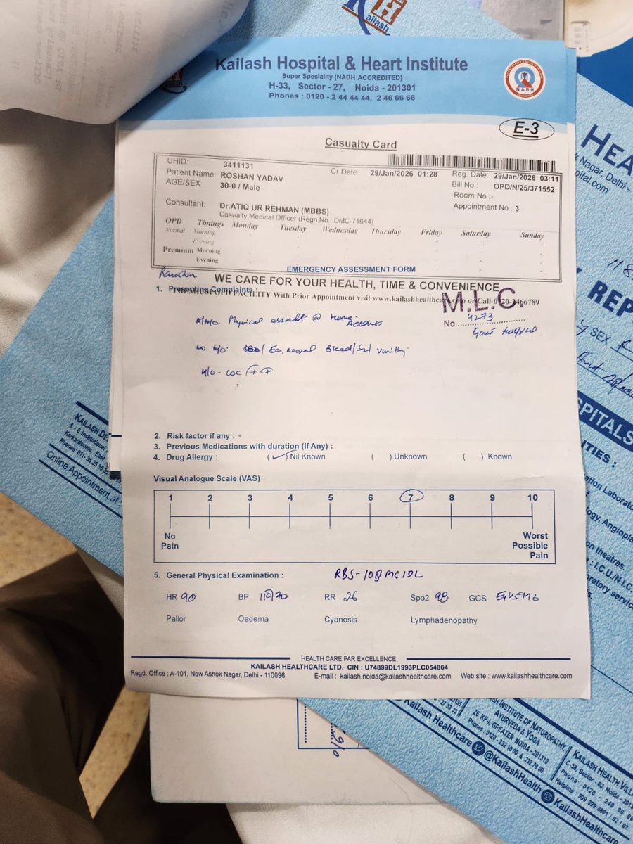 ishwark143's tweet photo. घटना स्थल जनता फ्लैट सेक्टर 122 नोएडा , चौंकी प्रथला चौक नोएडा 
नशा माफियाओं का आतंक इतना बढ़ चुका हैं के एक व्यक्ति और पुरुष को खुले मोहल्ले में सैकड़ों लोग मिलकर मरते हैं,लेकिन कोई बचने नहीं जाता हैं, और इससे भी शर्म की बात हैं कि शिकायत करता पीड़ित परिवारों के द्वारा तहरीर देने के बाद पुलिस इस विषय पर FIR दर्ज नहीं करती हैं। लगता हैं मानो 
नशा माफिया घटना को अंजाम देने से पहले ही पुलिस प्रशासन की इजाजत ले आती हैं ओर नशा विक्रेताओं गुंडा प्रवृति लोगो को मजबूरन इजाज़त देनी पड़ती होगी, इसलिए  पुलिस प्रशासन दोषियों को गिरफ्तार नहीं कर पा रही हैं।
महोदय @myogiadityanath  ,@noidapolice अगर समय रहते नशे माफियाओं ओर इस तरह के गुंडा प्रवृति वाले व्यक्तियों को सही समय पर सबक नहीं सिखाया गया तो कल फिर एक आम व्यक्ति पीटा जाएगा फिर एक महिला , माँ के पैर तोड़े जाएंगे ।
नशा मुक्त नोएडा होगा, तो ये सभी समस्याएं कम होगी। उचित कार्यवाही कर पीड़ित परिवार को न्याय दिलाने की कृपा करे , न कि थाने से ही 41 का नोटिस देकर खुले आम छोड़े। धन्यवाद