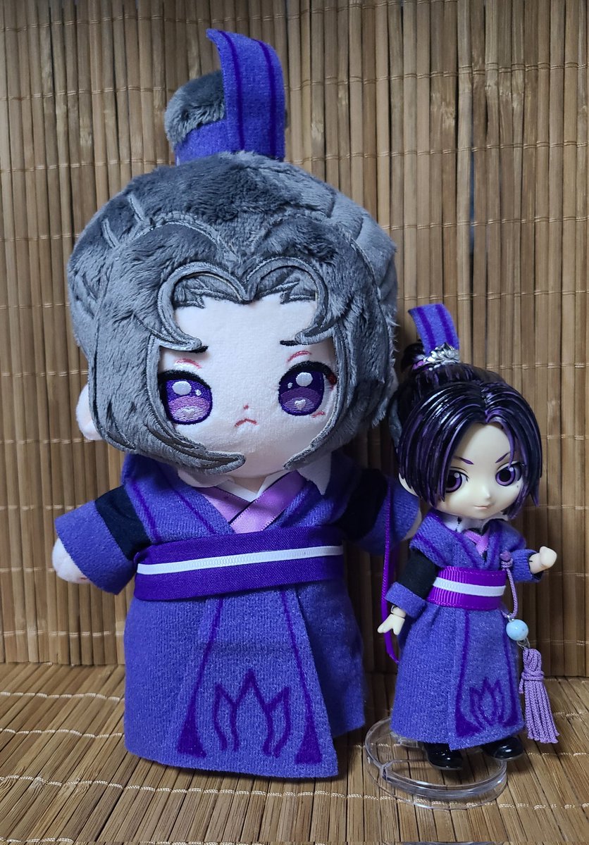 ねんどーるサイズ宗主。シャツとパンツは既製品、ジャンパースカート部分やっと作った✨忘羨だけじゃなくドールも服も作ってくれ～❗←推しじゃないけど、忘羨ねんどーる、らおずねんどろいど買ってるからっ！他出してくれたら買う選択しかないから！
あっ、蓮の絵間違えてた💦