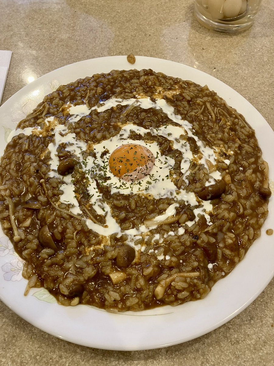 CDCOvBgEdJ5FaJc's tweet photo. ターカリー(牛込柳町)
カレーリゾット大盛り

きのこたっぷりのカレーリゾットは、マイルドな味わいからスパイスが追っかけてきて、ずっとお腹がポカポカしてます☺️🔆美味しかった😋
大盛り3人分注文したら、厨房から「えー‼️」と言われてしまった😅

 #カレー  #リゾット https://t.co/32OaedUr1l