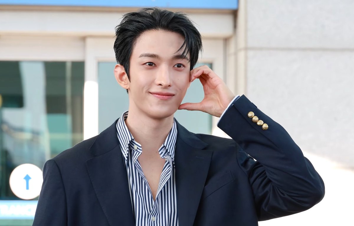 wonubliss's tweet photo. safe skies, dokyeom! 🖤✈️ https://t.co/qzk6nzhqoM