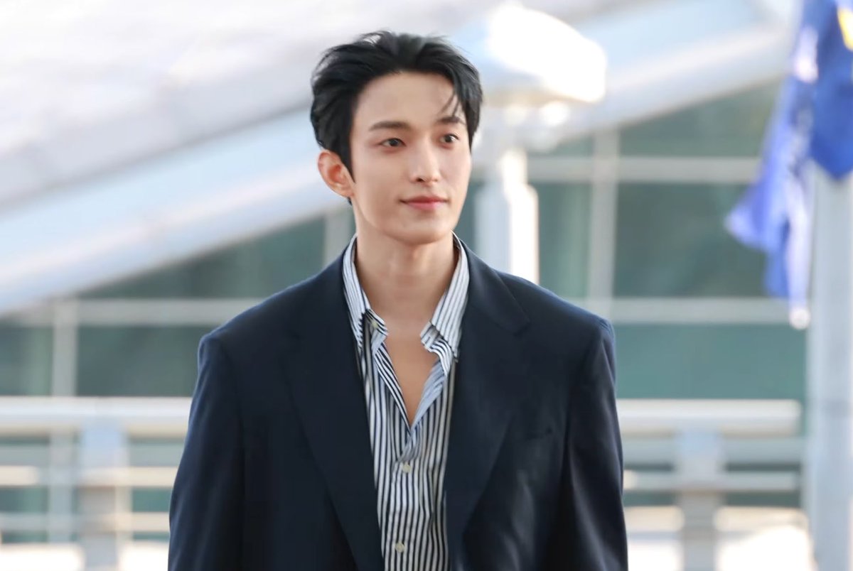 wonubliss's tweet photo. safe skies, dokyeom! 🖤✈️ https://t.co/qzk6nzhqoM