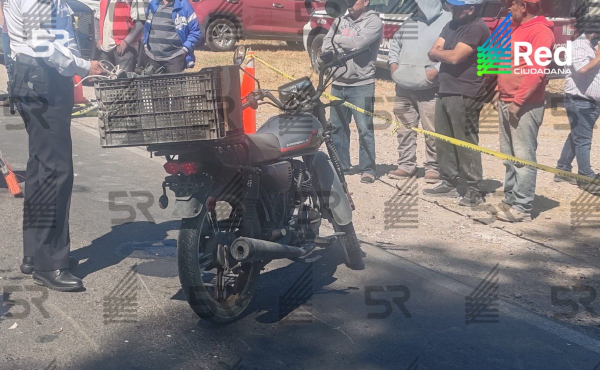 laredcincoradio's tweet photo. 🚨🏍️ || Un motociclista de la tercera edad murió tras ser embestido por un vehículo desconocido en la carretera Tochtepec-San Lorenzo, cerca del Motel La Palma. Paramédicos confirmaron que ya no contaba con signos vitales; el responsable se dio a la fuga. 🥀 #Tochtepec #AccidenteVial #Seguridad 👮