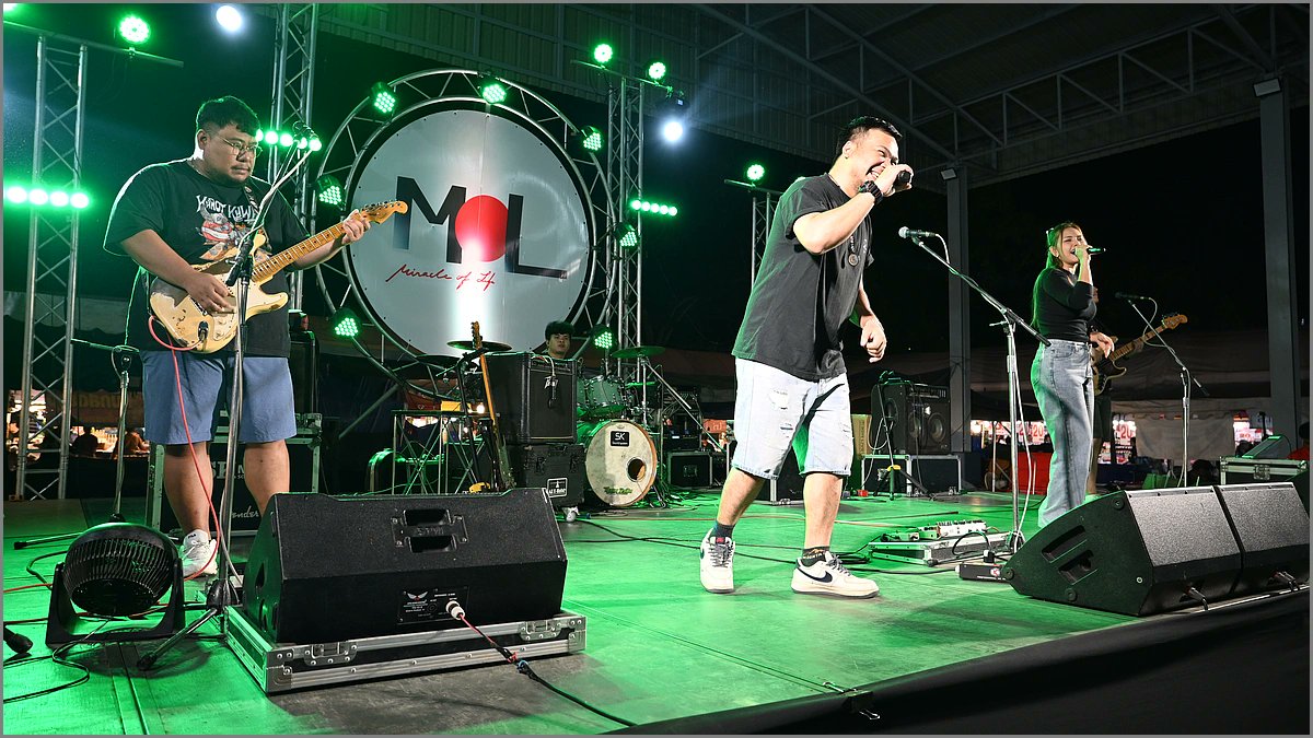 moenk's tweet image. When the lead singer says 'give me more energy' and the guitarist brings snacks instead - who else thinks snacks should be an official band member? 🎸🍿
#LiveMusic #ConcertVibes #Thailand #WeekendMood