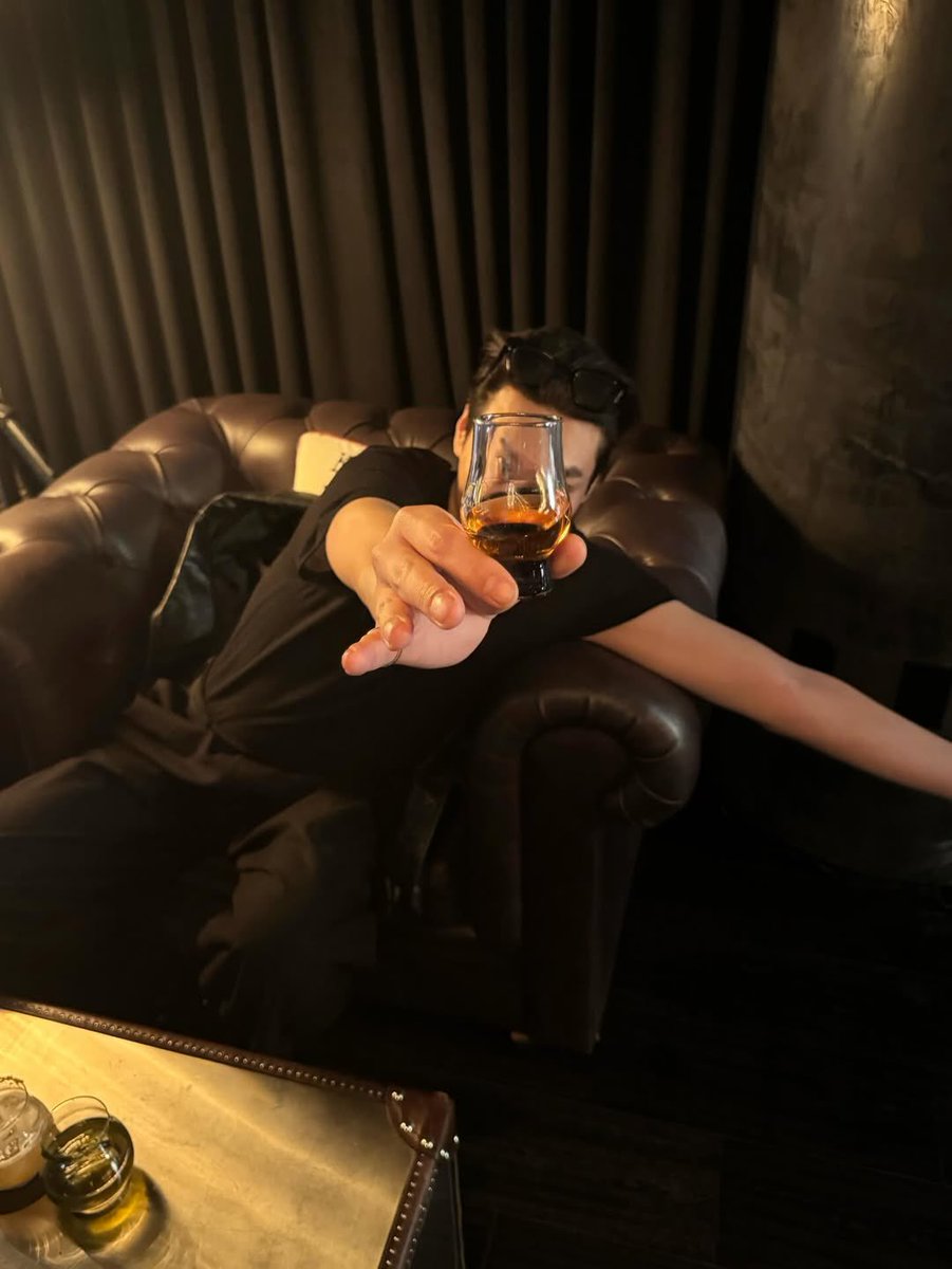 akimyk12's tweet photo. [IG] aksakfn12 : The House of Wonder by @/royalsalute 🥃

@/royalsalute #로얄살루트 #TheHouseofwonder
#Royalsalute #DrinkMoreWater

🫠🫠🫠🫠🫠 
#김영광 #KimYoungKwang #คิมยองกวัง 
- https://t.co/vDqn2dpSeR https://t.co/DI24zULs02