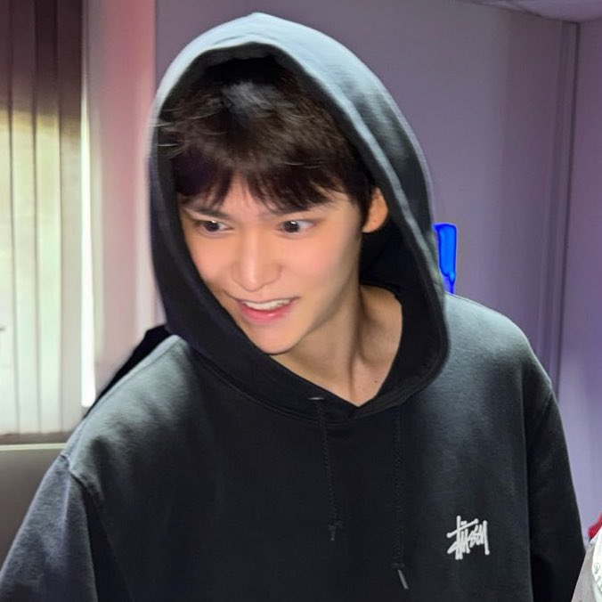 kittyseokbabe's tweet image. หน้าเล็ก ตาแป๋ว ปากมุ้จุ้ หน้าม้าเด้ง เสื้อกิมมือ น่ารักทั้งหมดดด y-y ♡︎♡︎