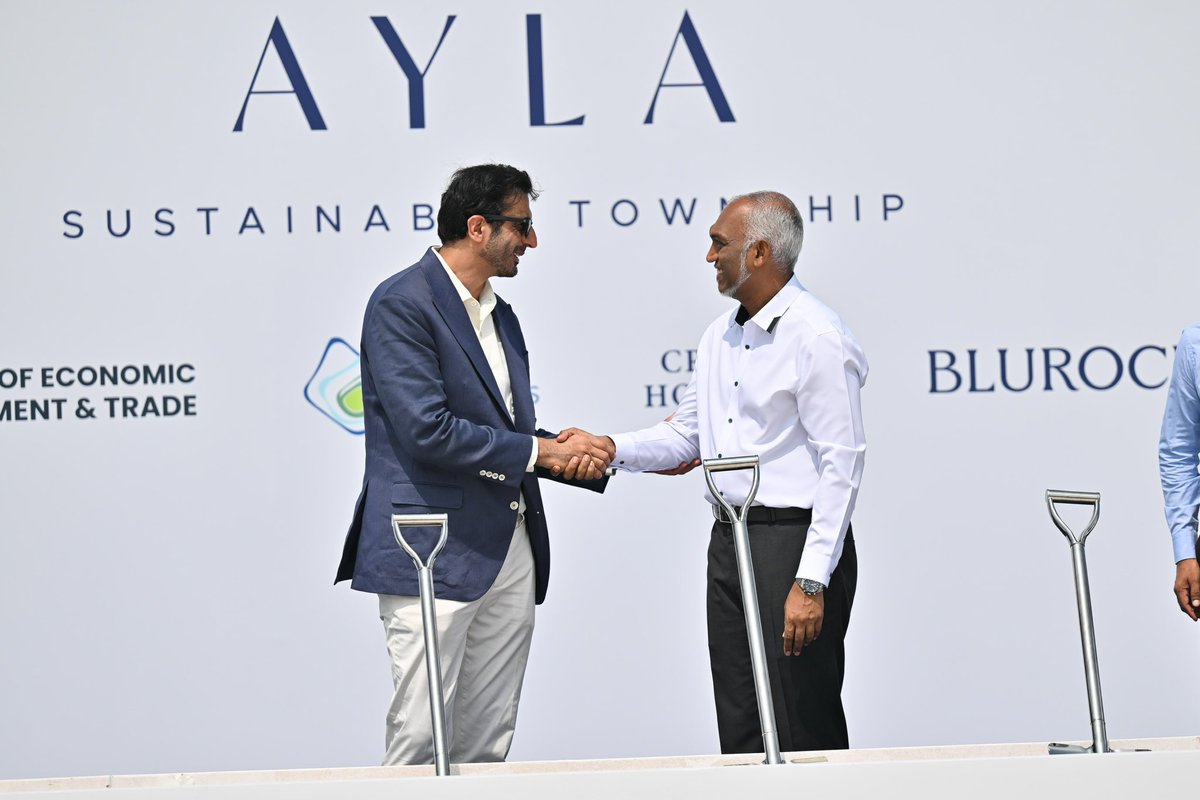 ތާރީޚީ ބޮޑު މަޝްރޫޢެއް "އައިލާ ސަސްޓެއިނަބަލް ޓައުންޝިޕް" ބިންގާ އަޅައިފި

▪️މިއީ އެސްއީޒެޑްގެ ދަށުން ހިންގާ ފުރަތަމަ ބޮޑު މަޝްރޫޢު 
▪️މި މަޝްރޫޢުގެ ހުއްދަ ރަސްމީކޮށް ހަވާލުކުރީ ޑިސެންބަރު 11ގައި 

▪️މަޝްރޫޢު ކުރިއަށްގެންދަނީ ނ. ދިގުފަރު ފަޅާއި، ދެކުނުފަރު އަދި ކުރަމާދޫގައި