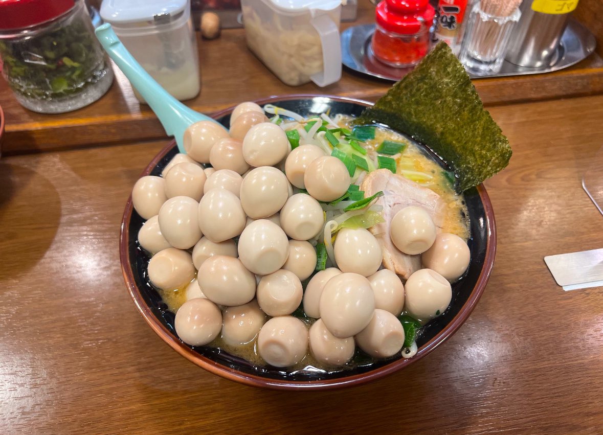 snsnokyoufu's tweet photo. ラーメン屋で「うずら多めで５つにしよ！」と思ったら、一枚で5個と知った今。 https://t.co/fDtDnpaUow