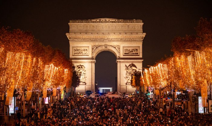 AvChampsElysees's tweet photo. La « plus belle avenue du monde » a encore battu son record de fréquentation cette année : 67 millions de visiteurs 📈

Une moyenne journalière à 200.000, 16 journées à 300.000 en décembre (qui totalisera 10 millions de visiteurs à lui seul), la même chose le 1er et le 8 mai, mais aussi le 6 septembre, sans parler de l’apothéose du 27 décembre avec 533.000 promeneurs pour une seule journée.

Merci à toutes et à tous qui nous aimez ! Les #ChampsÉlysées sont à vous. 

Soyons encore plus nombreux en 2026.