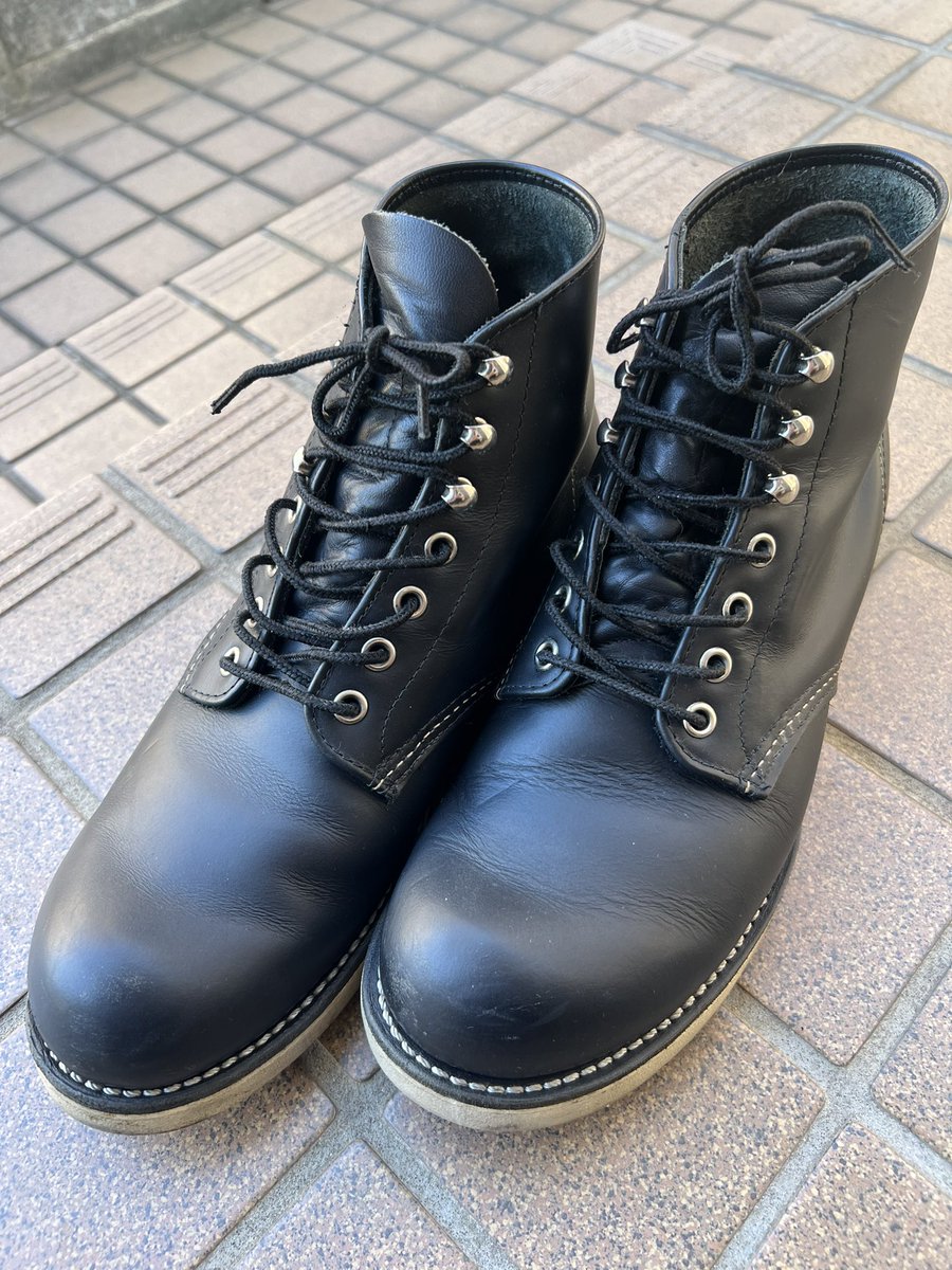 hatake84's tweet photo. 10年くらい前に購入したNo.8165。
元々の丸紐から、平紐に交換したら随分と雰囲気が変わって履くのが楽しみになった。
#redwing  #6inchclassicround  #no8165 https://t.co/KRFru1oNjs