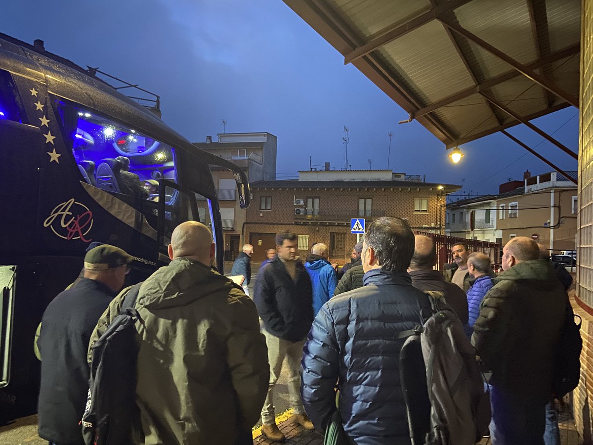 asajacr's tweet photo. 🔥🚜 ¡Se nota, se siente: el campo está presente!

Los agricultores y ganaderos de Ciudad Real ya calientan motores en los autobuses 🚌
➡️ Destino: Toledo 📍

📆 En este #SuperJueves, el campo castellano-manchego sale a la calle ✊
📣 Para decir BASTA🌾🐄 https://t.co/tdPXnWjdOa