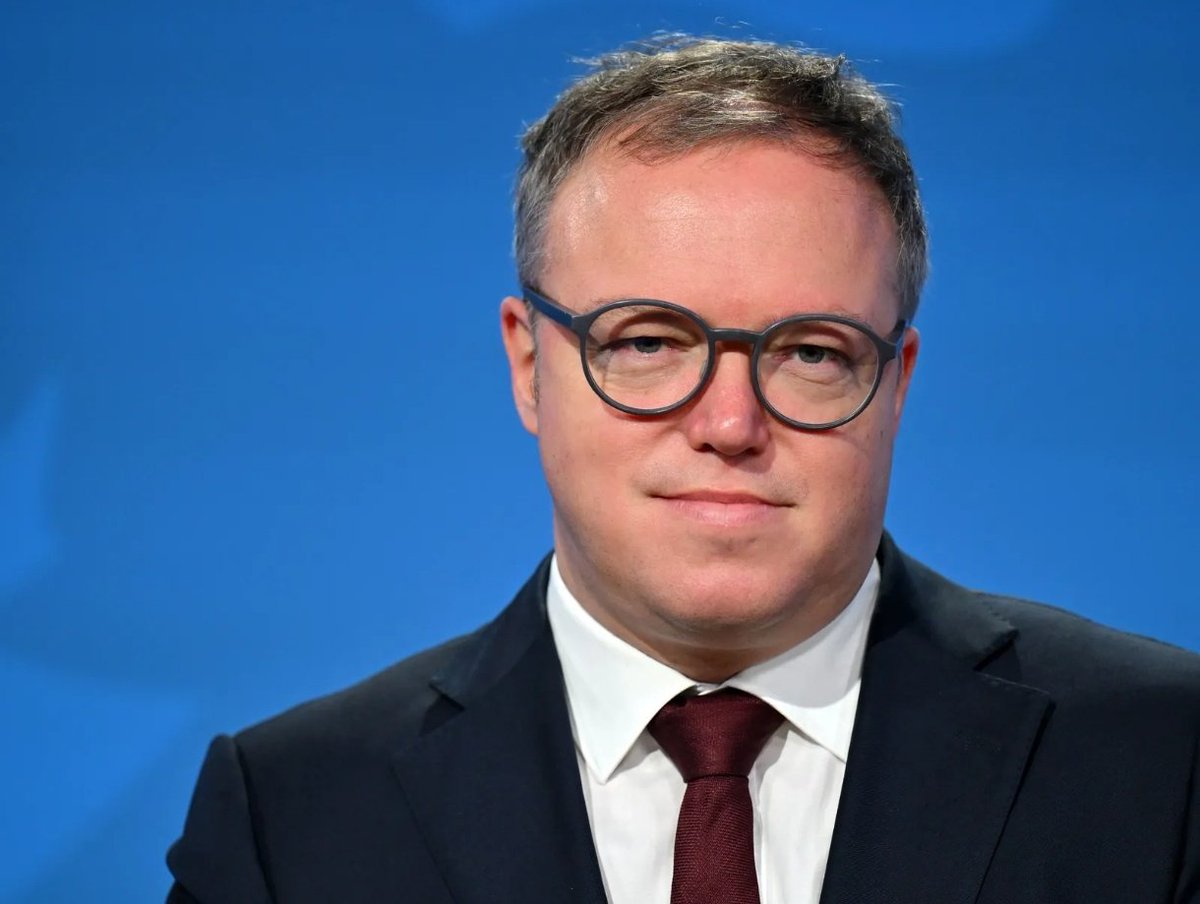 Auf dem einen Bild sieht man eine wirbellose Schöpfung Gottes, auf dem anderen Lumbricus terrestris. 
#Voigt #Plagiat #PlagiatsMinister