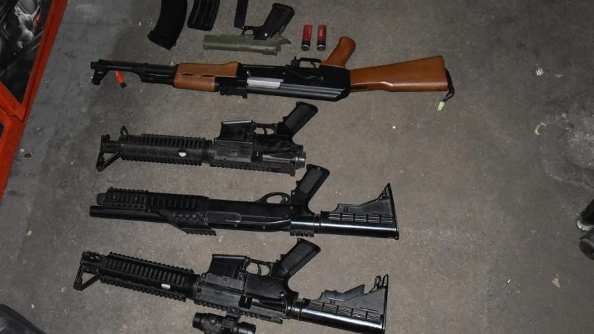 chef13251's tweet photo. @Suzierizzo1 They are literally backed down because they know that everyone in Texas is armed at all times and that in their house they are a fucking arsenal for waging war against the cartels.🤣🖕🤣🔫 pew 🔫pew🔫💥 ice 😁
#ICE #Texas #Trespassed #cartel #Six https://t.co/amSbthpbk4
