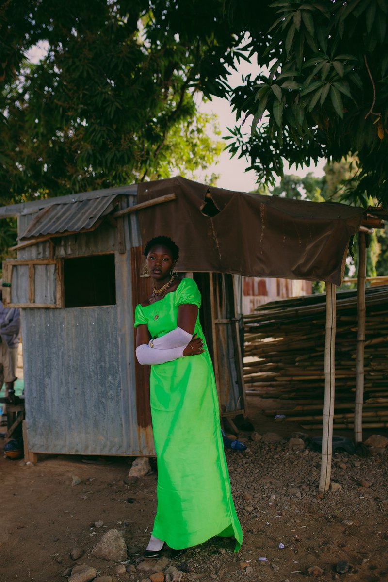 Ussy takes photographs. tweet media