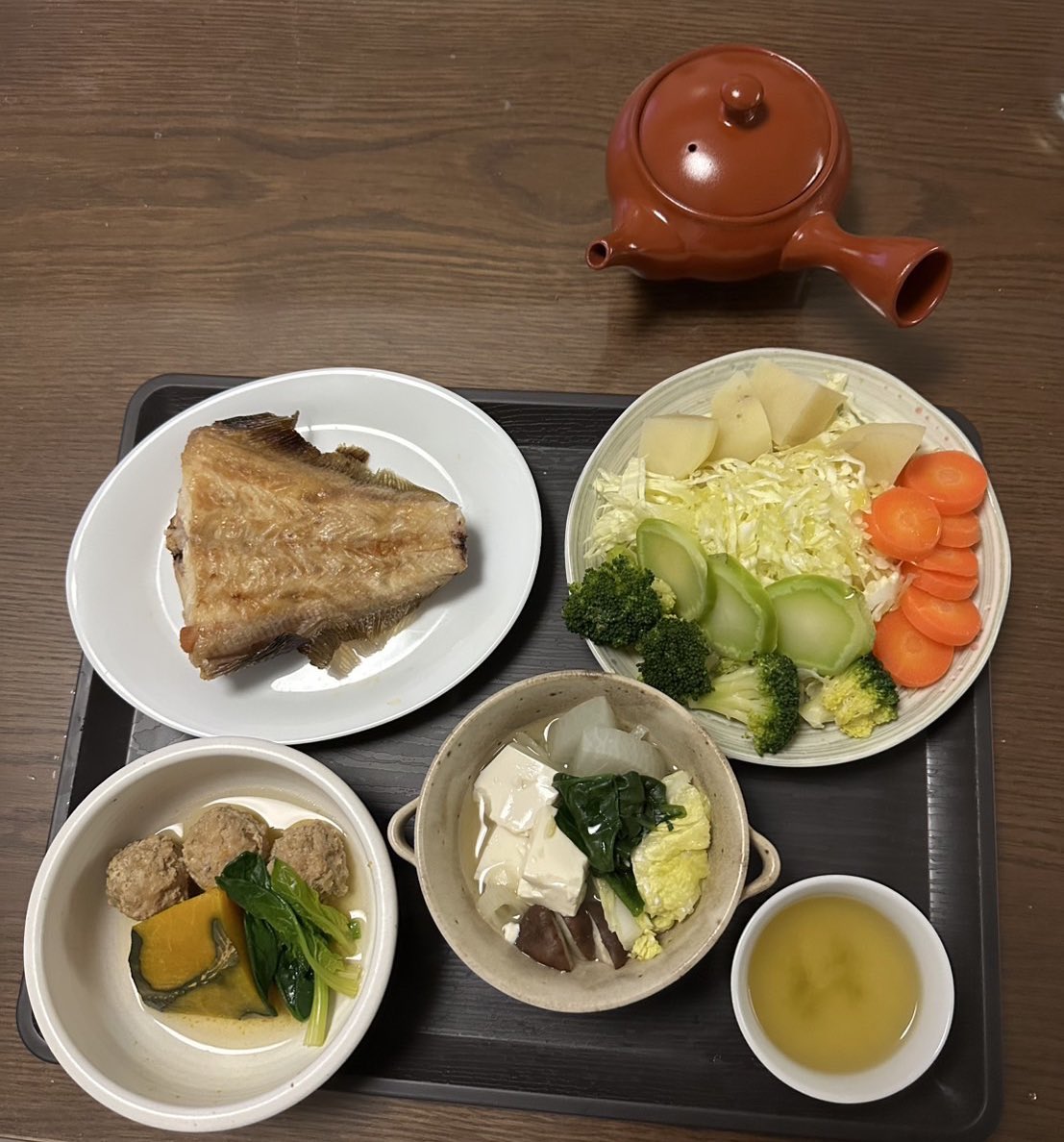 tanoshii0874's tweet photo. 本日もお疲れ様でした、また明日もよろしくお願いいたします。😊
社長が作った料理です。料理上手ですね。
お茶もよく合います🍵 https://t.co/tu6OhevAHR