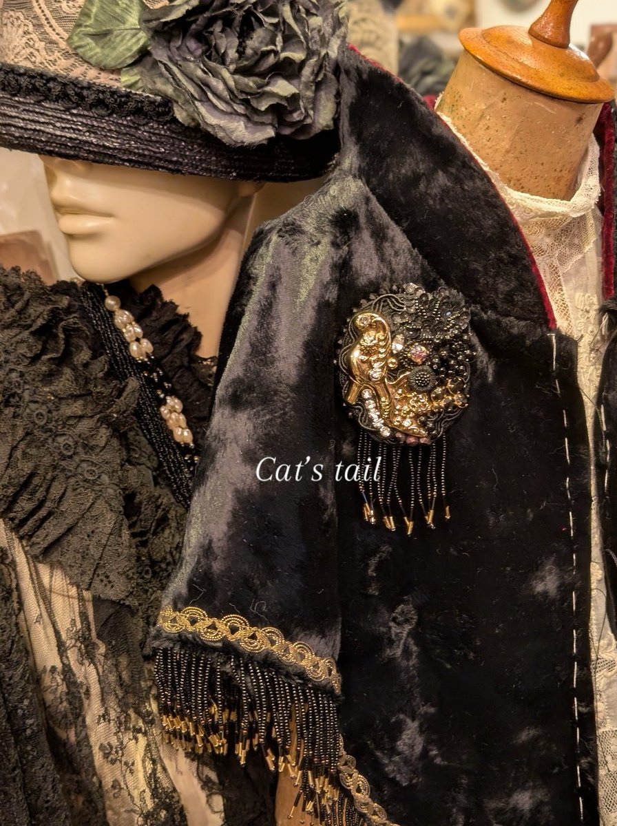 まだ仕上がってませんがこのような感じ 襟のパターンに拘ってます