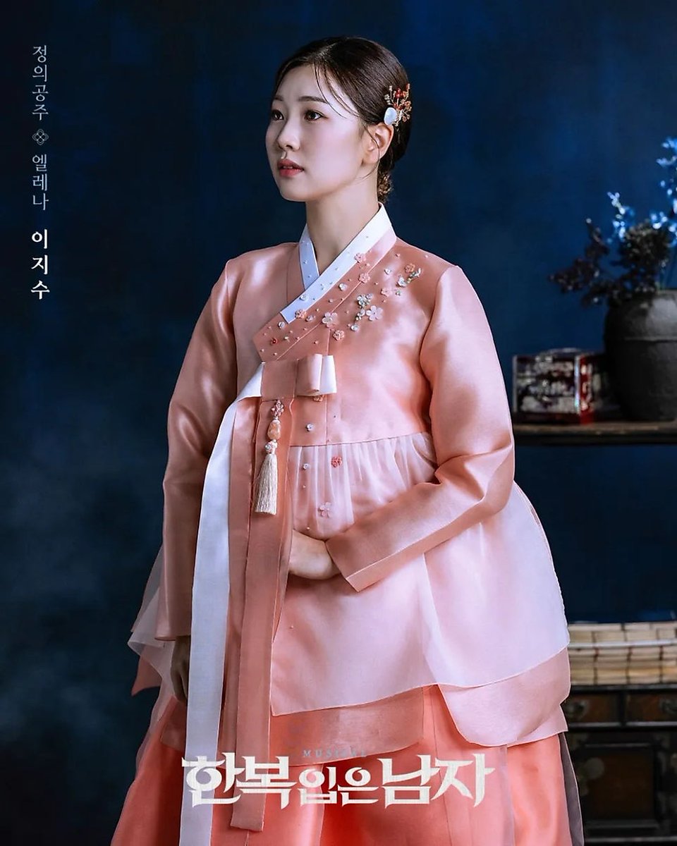 뮤지컬 '#한복입은남자'에서 #정의공주/엘레나 1인 2역을 연기하는 배우 #이지수 님의 생일을 맞아 팬분들께서 정성 어린 엽서북을 제작해 오셔서 박스 맞춤제작 선물포장을 요청하셨어요. 선물포장은 한복 색상에서 컨셉을 가져와 피치 포장지에 화이트 리본 그리고 매듭 장식m.blog.naver.com/chmik10/224163…