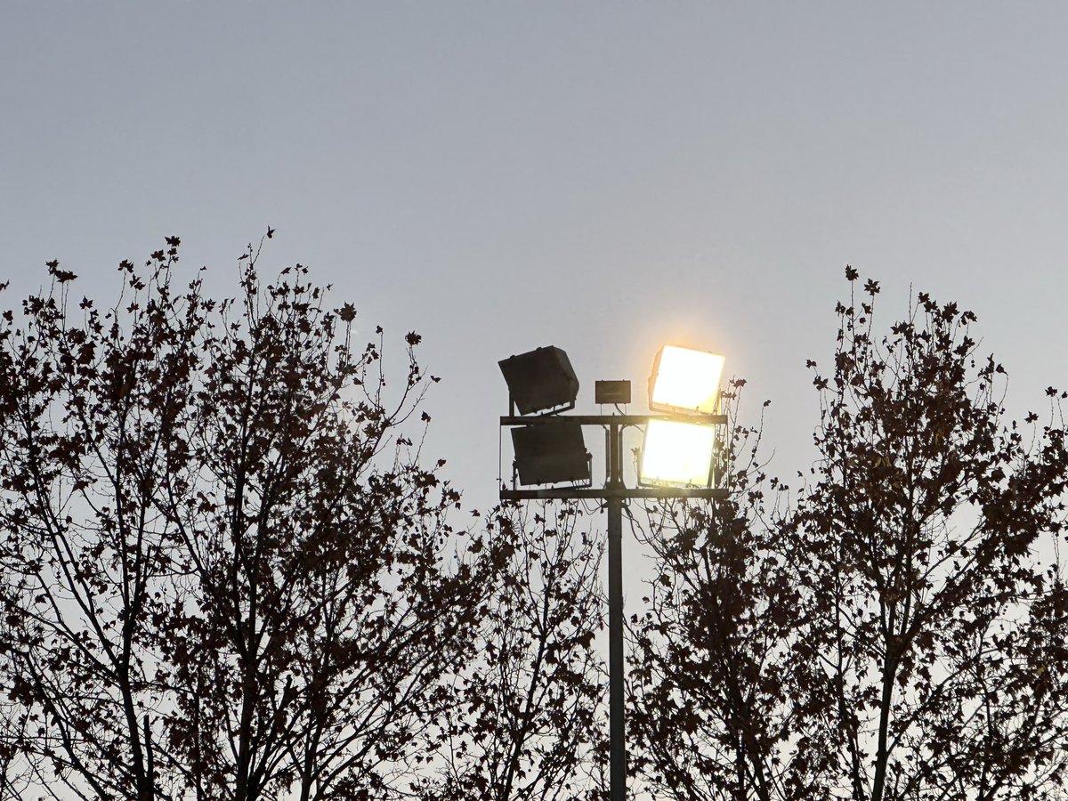 oscarrobledom's tweet photo. Hola @aytogetafe  el campo de fútbol de Perales (JAvier Corredor) lleva así meses pese al conocimiento del Concejal de deportes. Pueden gestionar las incidencias de iluminación y del césped? Gracias! https://t.co/gr9rD7o4iM
