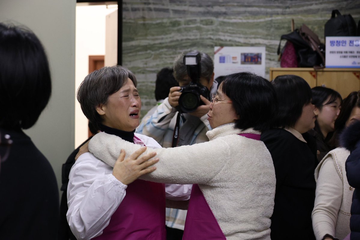 🎉학교급식법 개정안 통과!!🎉

학교급식노동자들의 염원이자 안전한 급식실을 바라는 온 국민의 바람이 담긴 '학교급식법 일부개정법률안'이 마침내 국회 본회의 문턱을 넘었습니다!!

그동안 화려한 학교 급식의 성과 뒤편에 '밥하는 사람'으로만, 그림자로만 존재하던 학교급식노동자들이 드디어