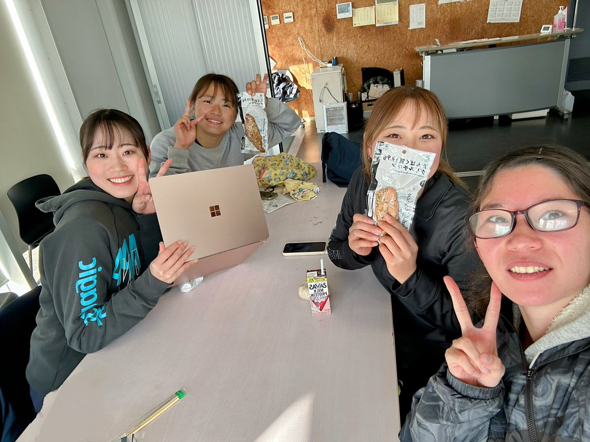 Konan_univTF's tweet image. 練習後に係の仕事をみんなで行いました！
スポーツだけではなく、係の仕事も責任を持って行っています！！

#甲南大学
#甲南大学女子陸上競技部