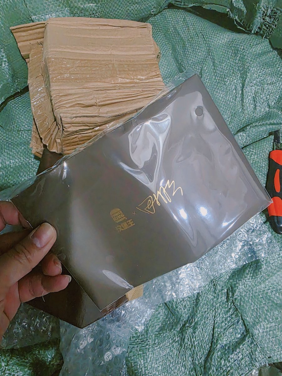 KroShopTwo's tweet image. ปัญหาเวลาดีลของ คือสภาพแย่มาก แกะมาตกใจอ่ะ พสจ.ไม่ห่ออะไรเลย พับการ์ดกับถึงยัดมาแบบนั้นเลย แถมใช้กล่องเก่าที่ไม่แข็งแรง น้องถูกบดยับมาเลย ทั้งๆที่การ์ดหนาและแข็งมาก มากกกกก แต่พับเป็นคลื่นเลย😰😭😭😭