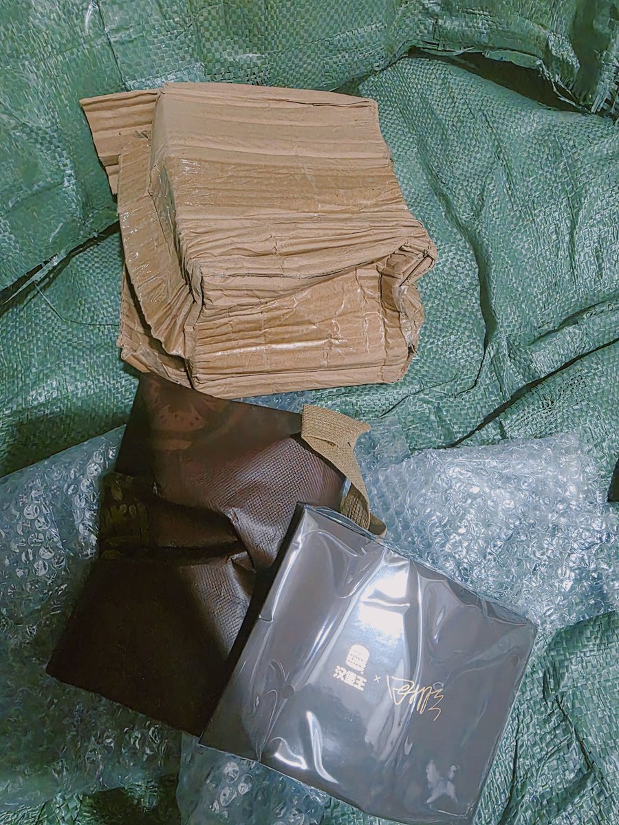 KroShopTwo's tweet image. ปัญหาเวลาดีลของ คือสภาพแย่มาก แกะมาตกใจอ่ะ พสจ.ไม่ห่ออะไรเลย พับการ์ดกับถึงยัดมาแบบนั้นเลย แถมใช้กล่องเก่าที่ไม่แข็งแรง น้องถูกบดยับมาเลย ทั้งๆที่การ์ดหนาและแข็งมาก มากกกกก แต่พับเป็นคลื่นเลย😰😭😭😭