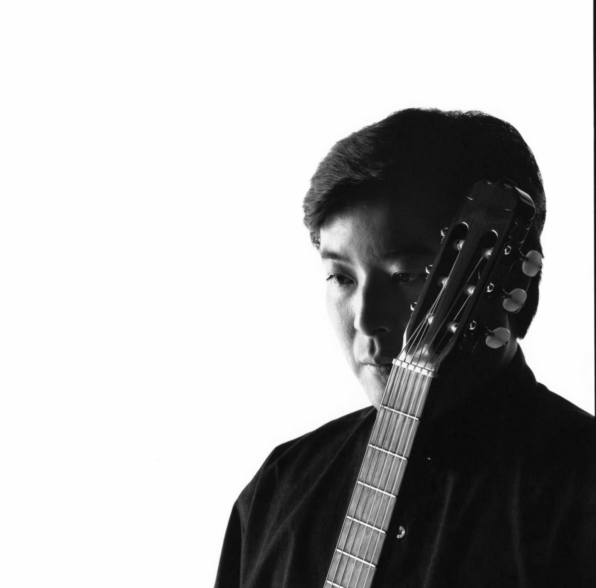sonyclassicaljp's tweet photo. ギタリストの山下和仁さんが逝去されました　享年64

古典から現代まで幅広いレパートリーで名演を披露　中でも「展覧会の絵」「火の鳥」などオーケストラ曲のギター用編曲で楽器の表現力の可能性を拡大されました

心からご冥福をお祈りします

R. I. P. Kazuhito Yamashita 1961.3.25 – 2026.1.24 https://t.co/WpcnMuJpA2