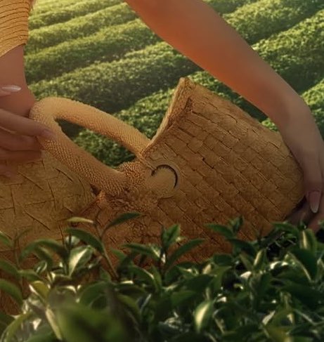 timameeka's tweet image. ชุดนี้ตัดเย็บเรียนแบบลวดลายจักสานด้วยผ้าเหรอ หรือยังไงคือสวยนะ ใดๆกระเป๋าสานนาทีนี้ต้องบอกแล้วนะมาจากไหน จะได้ไปตาม

#AmazingThailandxLISA
#AmazingThailandExclusiveNight