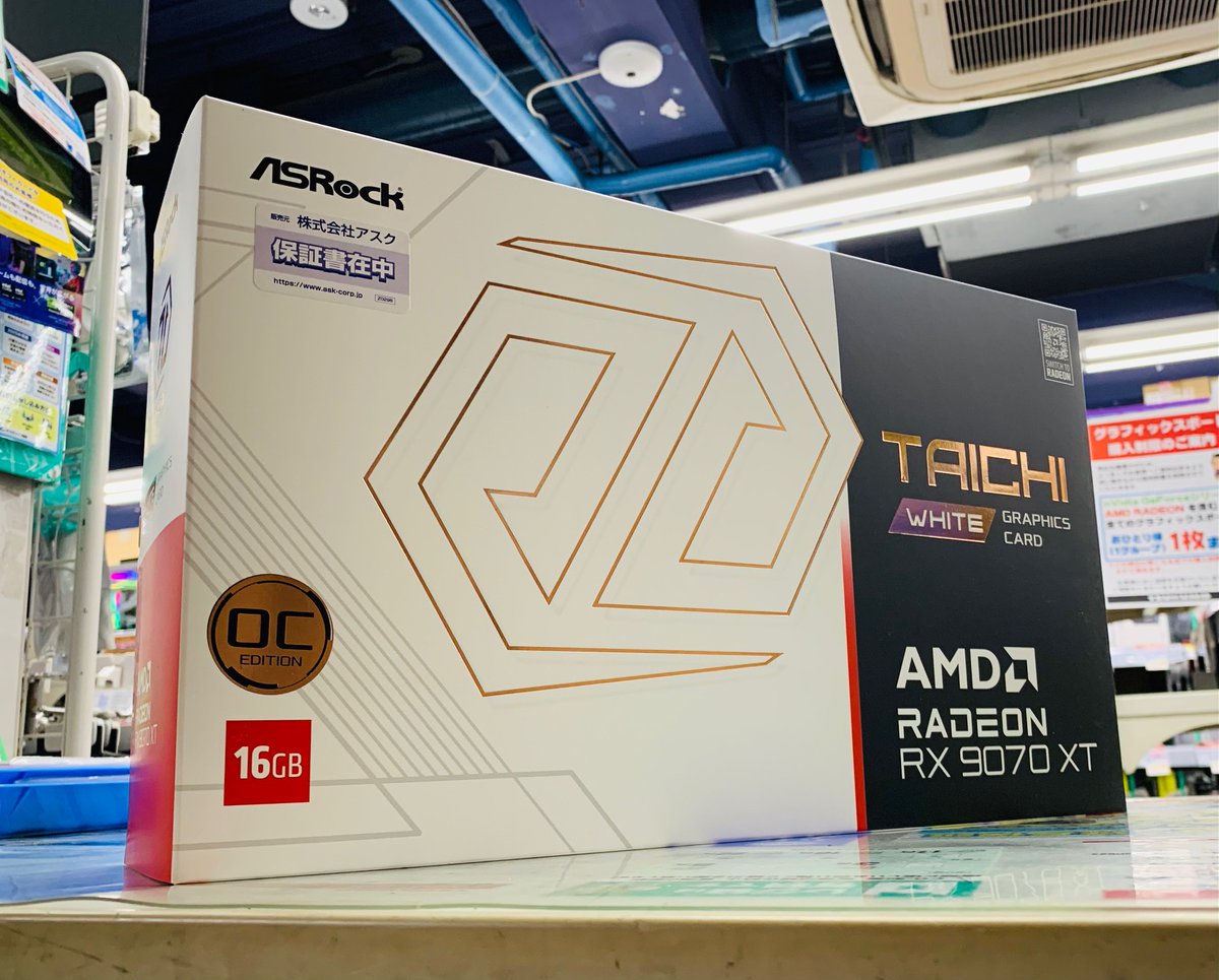 本店2F】 Taichiの名冠する高性能モデル ホワイトカラーなビデオカードあります ASRock 製 『AMD Radeon RX 9070 XT  Taichi White 16GB OC』 AMD Radeon RX9070XT 搭載 VRAM容量16GB DP×3、HDMI×1の出力ポート完備  LED On/Offスイッチも備えます 16Pin to 3x8Pin Power ...
