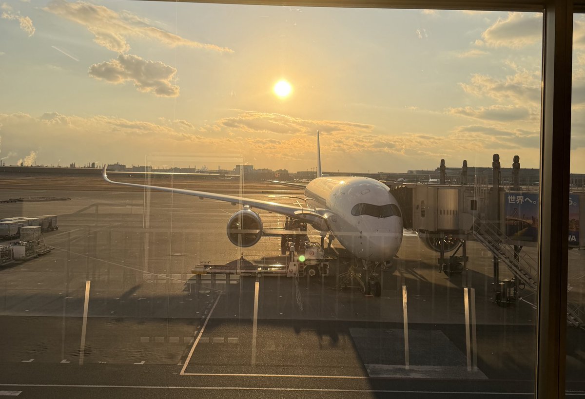 ysm2's tweet photo. 今日は赤組で出発🛫😁
乗るのはバス移動の小型機ですがクラスJは楽しみ😊 https://t.co/8yHxXDEd9P
