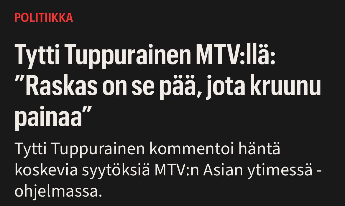 kommentaaritili's tweet photo. Raskas on se pää, jota kruunu painaa

Kun Tytti Tuppurainen lausui televisiossa, että ”raskas on se pää, jota kruunu painaa”, se ei ollut vertauskuva, vaan tilannekatsaus hovista, jota barbaarit nyt piirittävät likaisine talikkoineen ja STT-uutisineen. Rahvaat moukat ehkä luulevat, että politiikka on neuvottelua. He kuvittelevat, että eduskuntaryhmä on jokin tasa-arvoinen ompelukerho, jossa kaikilla on kivaa ja jokaisen pikku-piian mielipide on arvokas. 

Voi tätä henkisen kääpiöinnin juhlaa.

Kun kuningatar astuu saliin, lakeijat vaikenevat. Se on luonnonlaki, mutta nyt tätä luonnollista järjestystä yritetään horjuttaa syytöksillä ”huutamisesta” ja ”nöyryyttämisestä”. Kuinka syvällä täytyy sivityksen tason olla, jotta ei ymmärretä eroa huutamisen ja käskyttämisen välillä? 

Kun Tuppurainen korottaa ääntään, se ei ole raivoa. Se on vallan akustiikkaa. Se on ukkonen, joka ilmoittaa, missä kaappi seisoo ja kuka sen omistaa.

Ja sitten tämä uppiniskainen Pia Hiltunen, joka loukkaantui, koska hänelle kerrottiin totuus: ”Ketään ei kiinnosta Pia Hiltunen, muista se.” Lausehan pitäisi kaivertaa eduskuntatalon marmoriin, sillä se on armollisin opetus, jonka hallitsija voi alamaiselleen antaa. Hiltunen kuvittelee olevansa yksilö, mutta Tuppurainen opetti hänelle, että hovissa on vain yksi yksilö: Hallitsija. Muut ovat käyttövoimaa, pelinappuloita. 

Se, että joku mitätön riviedustaja kokee tulleensa ”nöyryytetyksi”, kertoo vain siitä, että hän on unohtanut paikkansa ravintoketjussa. Ei muurahainenkaan loukkaannu, kun saapas astuu sen päälle, sillä se on muurahaisen kohtalo.

Mutta kaikkein naurettavinta on tämä ininä kaksoisstandardeista. ”Tytti on vaatinut muilta päitä vadille, miksi hän ei eroa itse?” Moukat eivät erota Jupiteria härästä. Kun Tuppurainen on vaatinut eroa Rydmanilta, Purralta tai muilta ministereiltä, hän on tehnyt sen ylhäältä alaspäin. Hänellä on siihen oikeus, koska hän edustaa oikeaa arvopohjaa, oikeaa estetiikkaa ja oikeaa valtaa. Kun hän heittää kiven, se on jalo, kurinpidollinen toimenpide.

Mutta kun te, nuhruiset journalistit ja terapiassa notkuvat kansanedustajat, yritätte heittää kiven Tuppuraista kohti, se on majesteettirikos. Se on kapina. Ja kapinat kukistetaan, niistä ei neuvotella. 

On täysin yhdentekevää, mitä joku STT kirjoittaa tai mitä joku instagram-terapeutti itkee. Totuus ei asu sanomalehdissä, vaan vallassa ja valta on Tuppuraisella. Hän ei lähde käräjöimään, koska kuningatar ei laskeudu rahvaan tuomioistuimiin, sillä pyydystääkö Kotka kärpäsiä?

Leijona ei valvo öitään lampaiden mielipiteiden vuoksi, eikä Tuppurainen teidän.