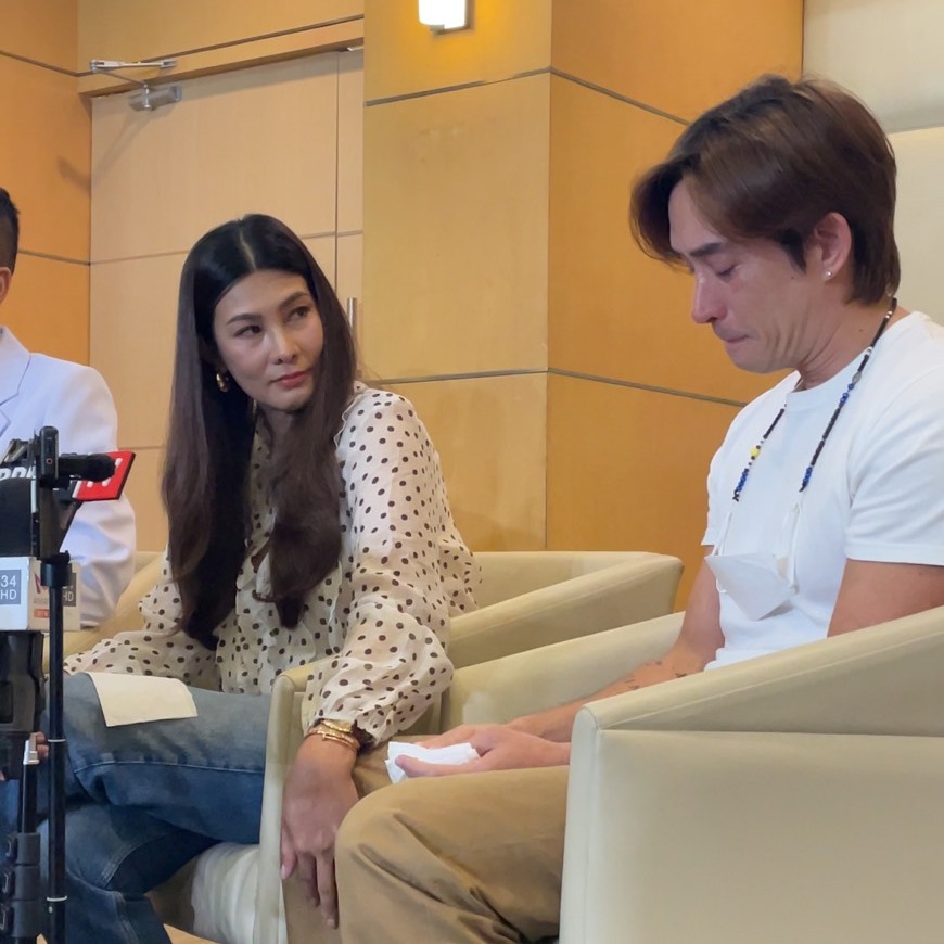 นุ่นกุมมือหลุยส์ ขณะแถลงข่าวปมสูญเสียลูก ท่ามกลางบรรยากาศสุดเศร้า ชีวิตคู่ยังเดินต่อ ให้กำลังใจผ่านจุดนี้ไปให้ได้ เราจะกลับมามีรอยยิ้มและมีความสุขอีกครั้งแน่นอน ขอร้องพี่ๆสื่อทุกคนช่วยอย่าเอาภาพลูกของนุ่นมาทำข่าว เพราะลูกไม่อยู่นุ่นกับเเล้วค่ะ
#นุ่นหลุยส์ #หลุยส์สก๊อต #นุ่นรมิดา