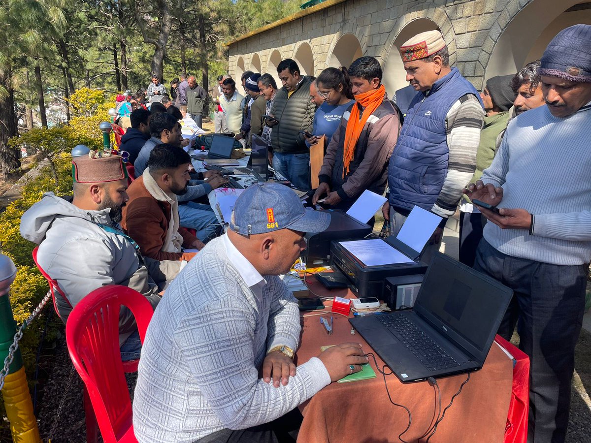 ashok_chauhanHP's tweet photo. Under the “सरकार आपके द्वार” initiative of the Government of Himachal Pradesh, CSC-SPV organised a camp today at GP Bhaneti, District Sirmour, and delivered various citizen services at the village level, ensuring doorstep access to government services for local residents. https://t.co/6Ois9ZPmjW