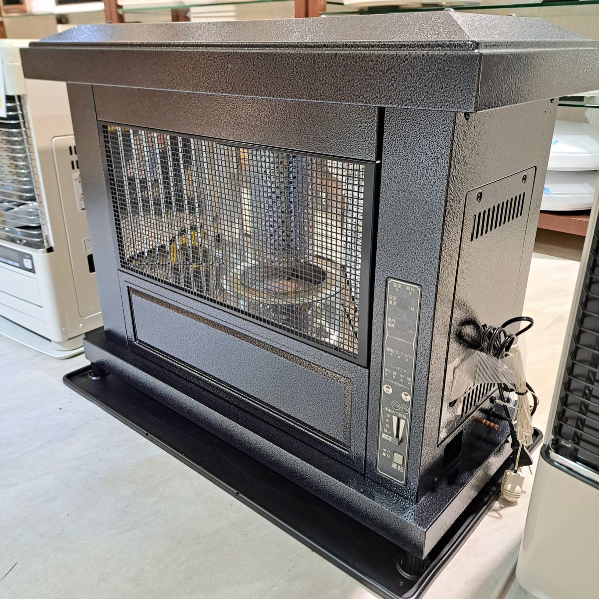 トヨトミ 煙突式ストーブ 表示価格から20%OFF! 前でもうしろでも同じ