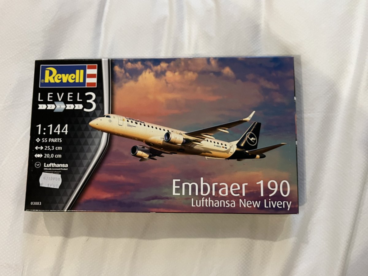 ヨーロッパ旅行中です。
スイス、オーストリアは街に個人の模型屋さんが多く、物色が楽しいです。
せっかくなので自分へのお土産にレベルのエンブラエルを購入しました。店員さんによると、こっちは家が広いので1/200よりも1/144、1/72よりも1/48の方が人気があるのだとか…うらやましい…