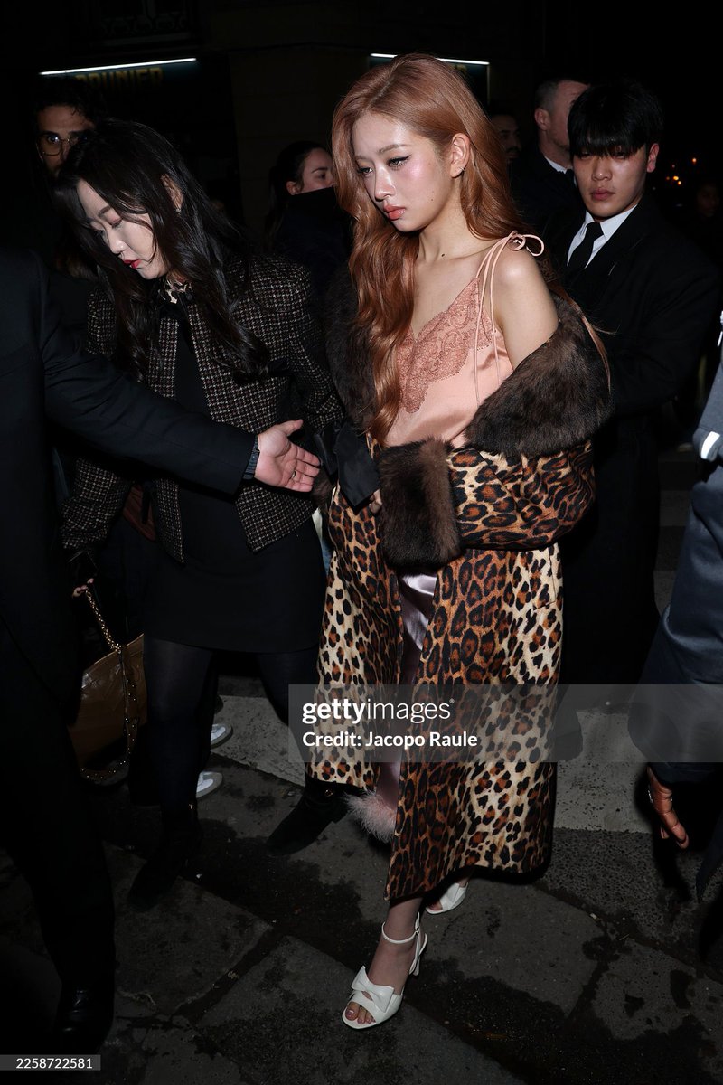 กุให้เลยอะ ชุดอาฟเต้อปาร์ตี้ ชีเริ่ดเนอะ หน้าปึ้งมาก