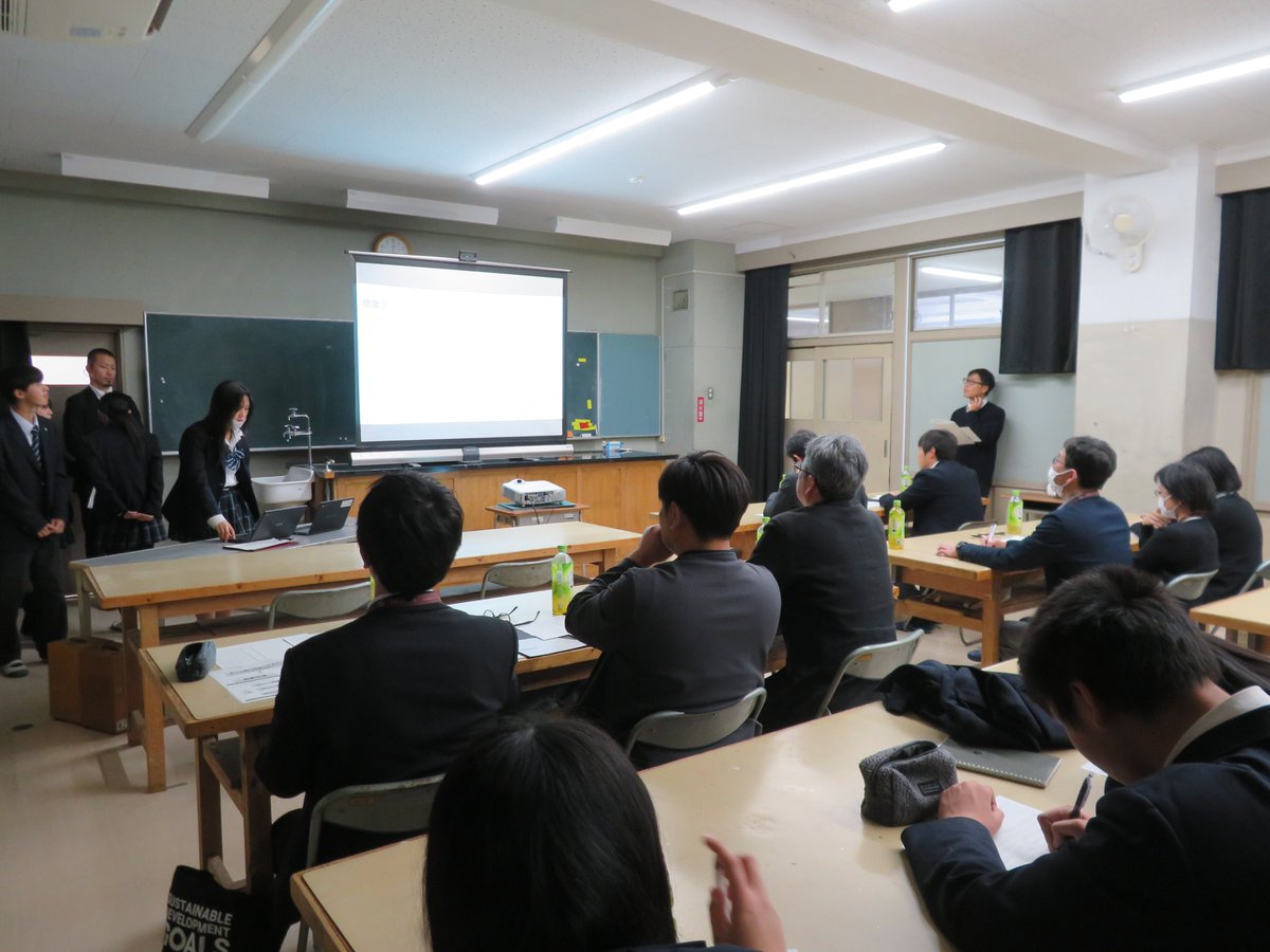 samukawa_hs's tweet photo. 本日１月29日(木)、１学年の総合的な探究の時間で実施してきた「寒高生が考える寒川町のまちづくりの提案」について優秀班からの発表がありました。
半年間かけて作成した集大成となるような発表でした😄
寒川町役場から多くの方に来校していただき、講評をいただきました。
#寒川高校 #寒高 https://t.co/EaqB85Cgj8