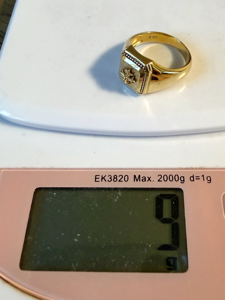 金 の価格が凄い… 24Kの買取価格が今日1日で2,264円も上がって30,002円/㌘。これは18Kだから75%として小数点以下を計算しなくても202,500円。。  でも売らないけどww🤭 #シグネットリング