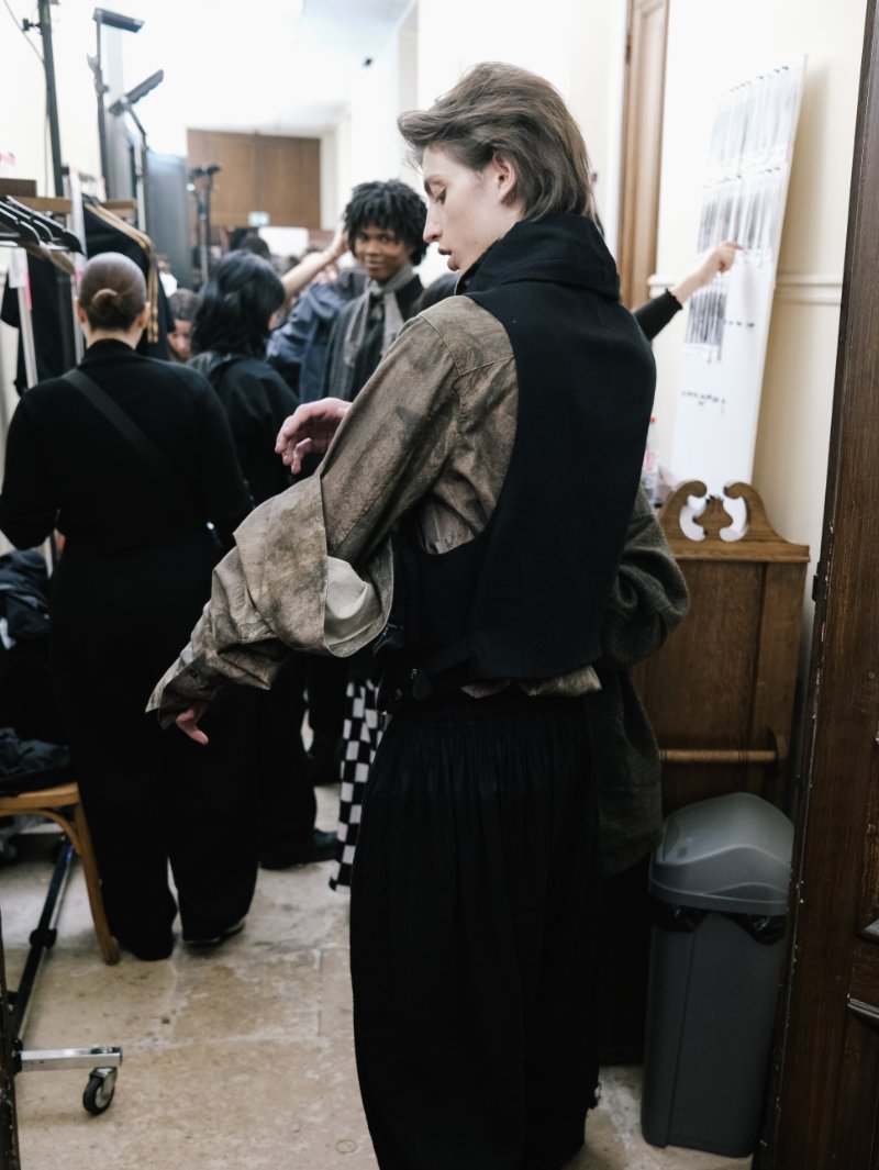 Take a look at Ziggy Chen‘s Fall/Winter 2026 backstage 
#ParisFashionWeek
fuckingyoung.es/ziggy-chen-fw2…