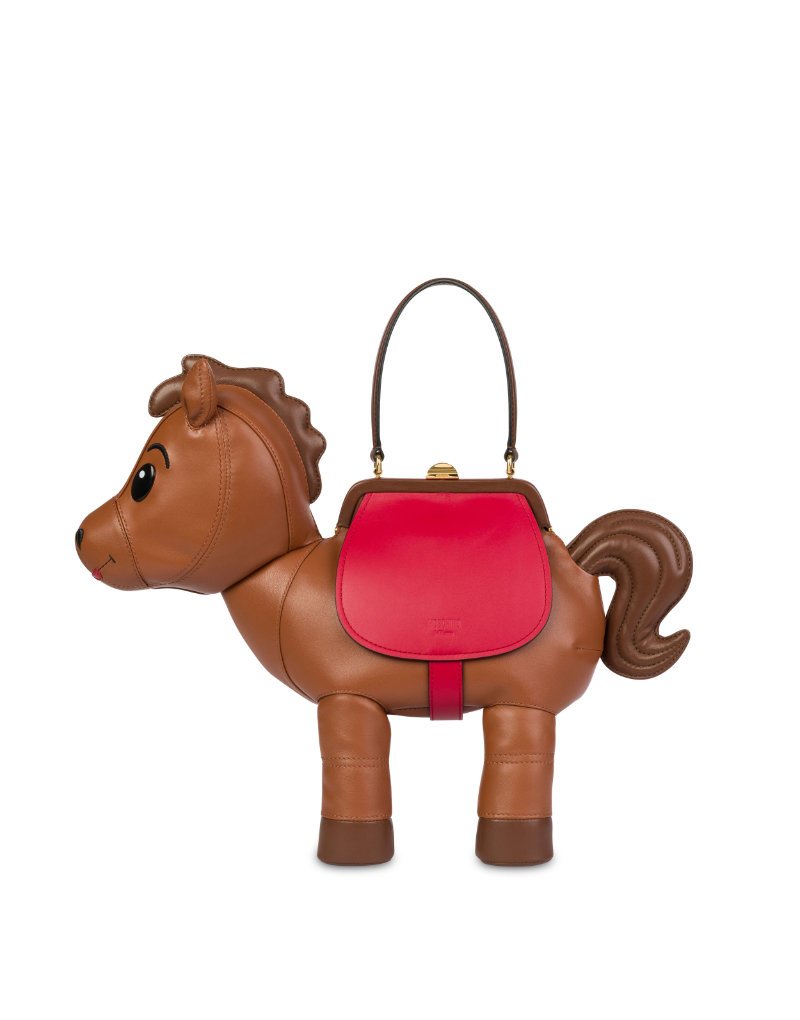 🐴 <a href="/Moschino/">Moschino</a> marks the Lunar New Year 2026 with a special bag. The release honors the upcoming Year of the Horse. fuckingyoung.es/moschinos-luna…